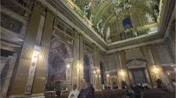 L'arcivescovo Gallagher in preghiera nella chiesa del Gesù a Roma al termine della Messa per la salute di Papa Francesco, 20 marzo 2025 | / AG / ACI Group