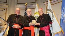 Il cardinale Parolin, con il cardinale Dolan, riceve dall'arcivescovo Caccia il premio Path to Peace / Holy See Mission